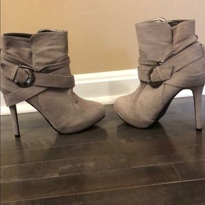 Wet Seal side buckle heel sz 7 tan